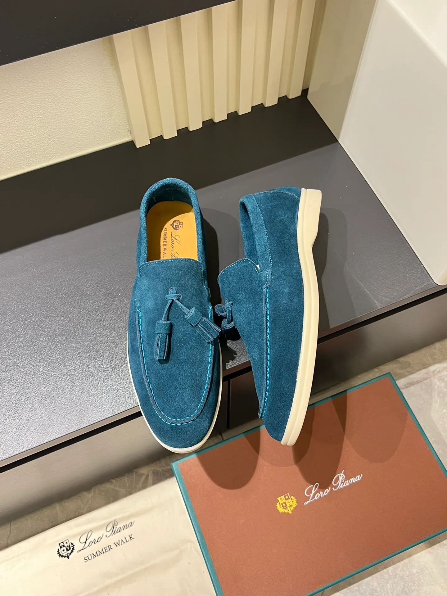 Men's shoes 💰p360 "Loro men's shoes 💰pian'*" Classic L men's shoes for couples 💰p Top version British flat loafers, a must-have item in old money style, the minimalist design is eye-catching and durable, a plus point for dressing The soft foot feel and texture are outstanding. They don’t scratch your feet and are very nice. They are matched with soft and waxy soles. They can be worn daily for a long time without getting tired. They are easy to wear, versatile and classic items, with perfect foot feel and texture! Imported cashmere fabric, the lining is made of imported A-grade water-dyed cow lining, the top version of the genuine leather midsole is sewn with pure handmade mark thread! Size: Female 35-40 (34. Customized) Male 38-44 (45.46. Customized)